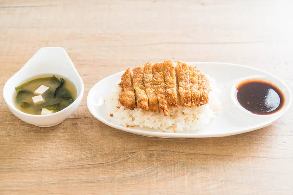 tepesinde pirinç (tonkatsu) ile miso çorbası kızarmış domuz eti