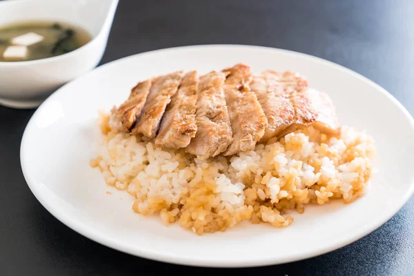 Teriyaki domuz miso çorbası ile tepesinde pirinç