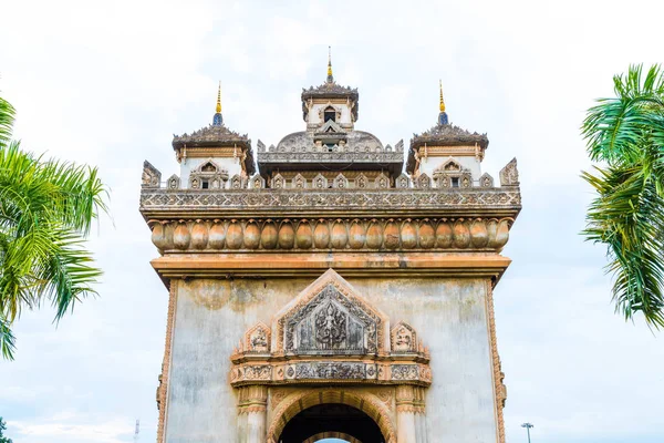 在万象，老挝的 Patuxay 纪念碑. — 图库照片