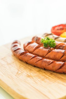 ızgara sosis mix sebze ve patates kızartması ile