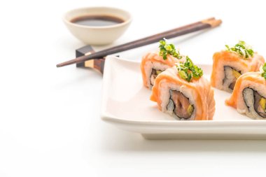 ızgara somon suşi roll - Japon gıda tarzı