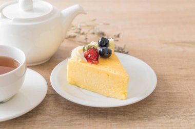 peynirli kek çilek ve yaban mersini