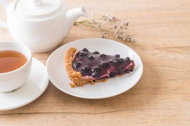 böğürtlenli turta çay ile