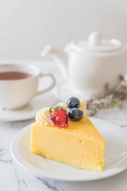 peynirli kek çilek ve yaban mersini