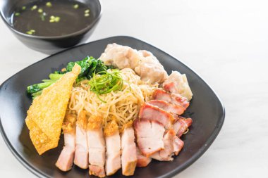 Yumurta noodle kırmızı kızarmış domuz, gevrek domuz eti, köfte ve çorba ile 