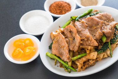 soya sosu ve domuz kızarmış noodle 