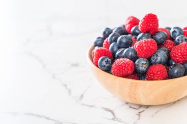 taze yaban mersini ve rasberry 