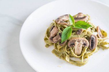 Mantarlı ıspanak fettuccine
