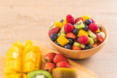 karışık taze meyve (çilek, ahududu, yaban mersini, kivi, mang