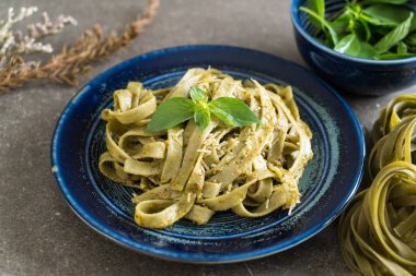 ıspanak fettuccine plaka üzerinde