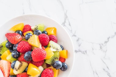 karışık taze meyve (çilek, ahududu, yaban mersini, kivi, mang