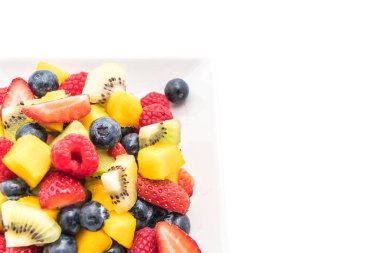 karışık taze meyve (çilek, ahududu, yaban mersini, kivi, mang