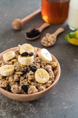 Granola muz, Kuru üzüm ve süt ile 