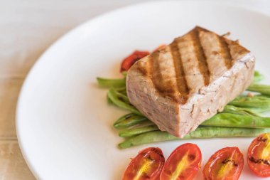 Tuna biftek salatası ile