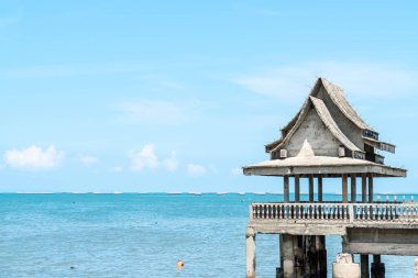 Deniz kumsalda köşk