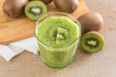 Sağlıklı taze kivi smoothie cam