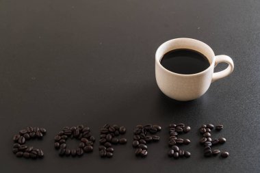 Kahve fincanı ve fasulye