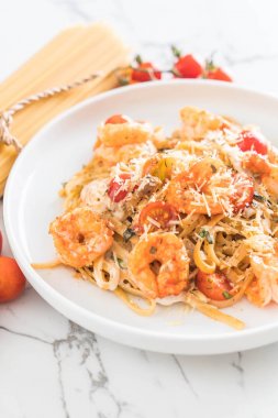 Spagetti karides, domates, fesleğen ve peynir ile 