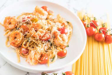 Spagetti karides, domates, fesleğen ve peynir ile 