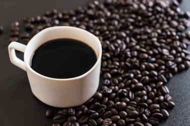 Kahve fincanı ve fasulye