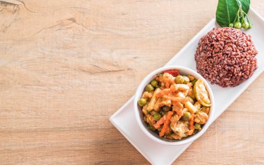 Domuz eti ve berry pirinç Panaeng köri