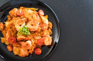 Kore baharatlı sos ve karides kızarmış pilav