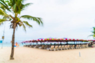 güzel hurma şemsiye ve deniz sandalyeye ile bulanıklık ve 