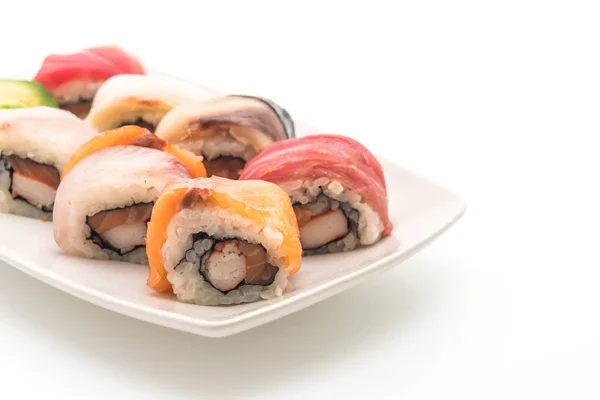 Rollo de sushi mezclado - estilo de comida japonesa — Foto de Stock