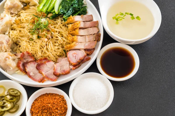 Yumurta noodle kırmızı kızarmış domuz, gevrek domuz eti, köfte ve çorba ile 