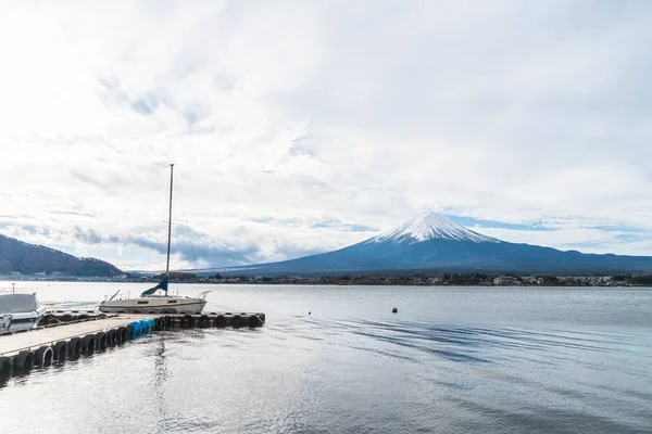 Japonya 'daki Kawaguchiko Gölü' nde Fuji Dağı..