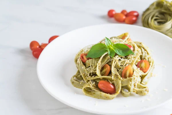 Fettuccine di spinaci con pomodori — Foto Stock