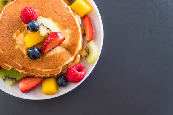 Panqueque con frutas de mezcla — Foto de Stock