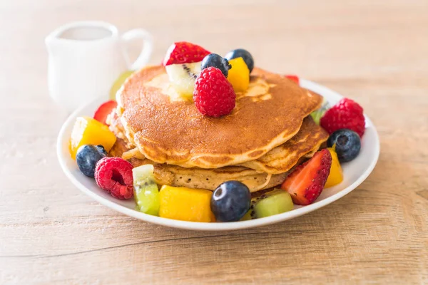 Panqueca com frutas de mistura — Fotografia de Stock