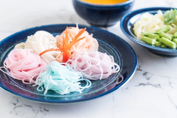 erişte ile balık köri sos ve sebze