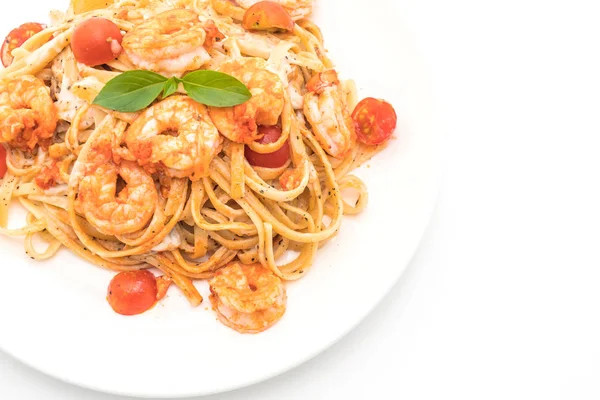 Spaghetti mit Garnelen und Tomaten — Stockfoto