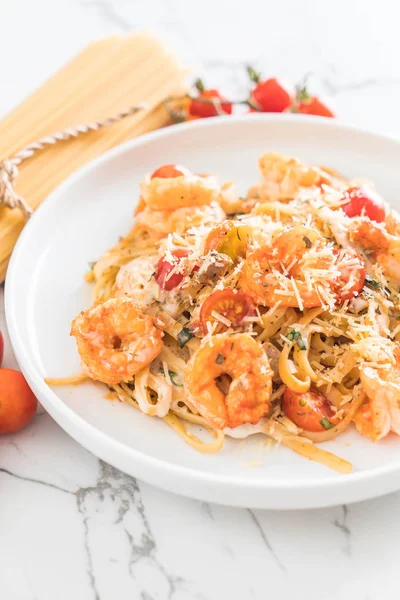 Spagetti karides, domates, fesleğen ve peynir ile 