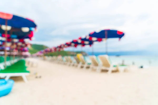 Abstrait flou beau palmier avec parasol et chaise sur la mer et — Photo