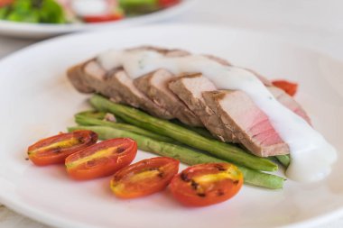 Tuna biftek salatası ile