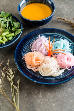 erişte ile balık köri sos ve sebze