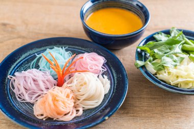 erişte ile balık köri sos ve sebze