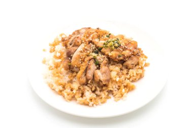 Teriyaki tavuk tepesinde pirinç 