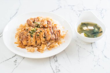 Teriyaki tavuk miso çorbası ile tepesinde pirinç