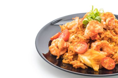 Kore baharatlı sos ve karides kızarmış pilav
