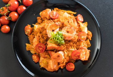 Kore baharatlı sos ve karides kızarmış pilav