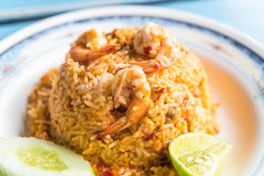 kızarmış pilav Baharatlı deniz ürünleri