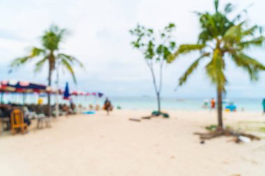 güzel hurma şemsiye ve deniz sandalyeye ile bulanıklık ve 