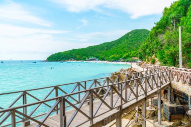 Güzel tropikal beach Koh Larne Patta içinde adlı ile tahta köprü