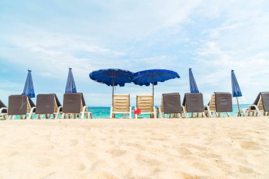 Güzel lüks şemsiye ve plaj sandalye