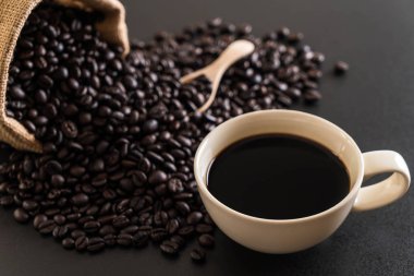 Kahve fincanı ve fasulye