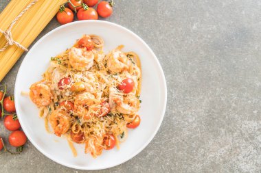 Spagetti karides, domates, fesleğen ve peynir ile 